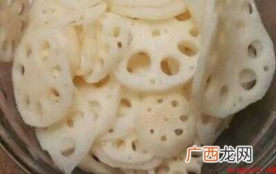 藕片、青椒片、油、盐、糖醋适量 连藕怎么炒