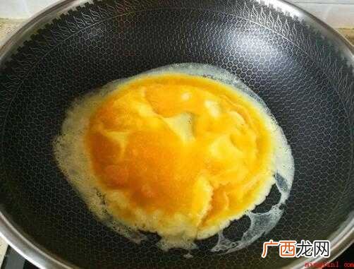 韭菜花清理整洁切条,提前准备二个鸡蛋 怎么炒韭菜花