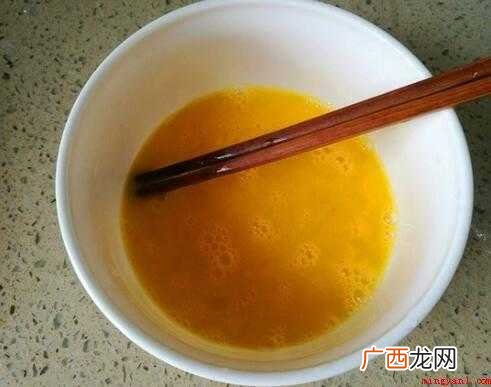 韭菜花清理整洁切条,提前准备二个鸡蛋 怎么炒韭菜花