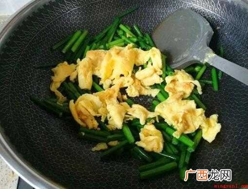 韭菜花清理整洁切条,提前准备二个鸡蛋 怎么炒韭菜花