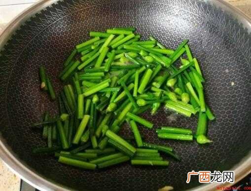 韭菜花清理整洁切条,提前准备二个鸡蛋 怎么炒韭菜花