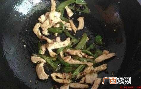鸡胸病、油、盐、老干妈、家乐鸡粉、辣椒 炒鸡肉怎么做