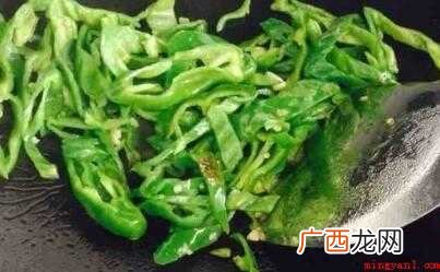 青椒炒热狗香肠,原材料:柿子椒150克,热狗肠3根,木耳4- 热狗怎么炒