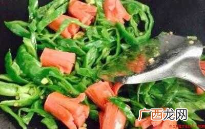 青椒炒热狗香肠,原材料:柿子椒150克,热狗肠3根,木耳4- 热狗怎么炒