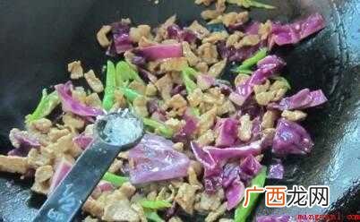 甘蓝、猪肉、酱油、料酒、大蒜、干辣椒、香菜 甘蓝怎么炒