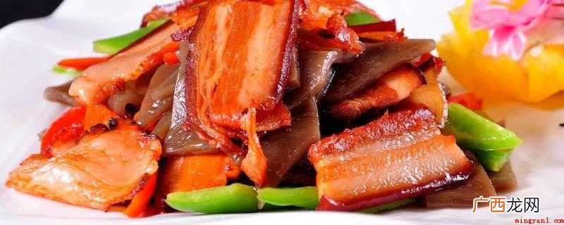 腊肉200克,胡萝卜半根,红椒2个,青椒1个,大蒜4瓣,油盐 怎么炒腊肉好吃