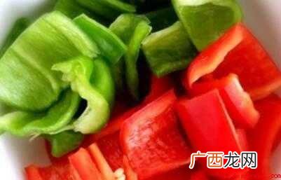 腊肉200克,胡萝卜半根,红椒2个,青椒1个,大蒜4瓣,油盐 怎么炒腊肉好吃
