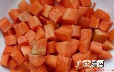 腊肉200克,胡萝卜半根,红椒2个,青椒1个,大蒜4瓣,油盐 怎么炒腊肉好吃