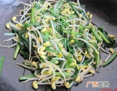 黄豆芽、韭菜、植物油、盐、姜、味鲜、蚝油、红柿子椒 菲菜怎么炒好吃