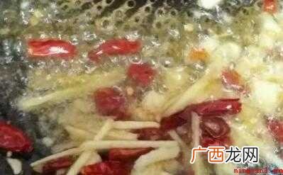 豆腐干200g、辣椒2个、尖椒1个、蒜几瓣、姜丝适当、干辣椒 怎么炒豆腐干