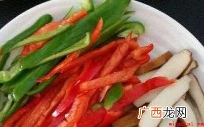 豆腐干200g、辣椒2个、尖椒1个、蒜几瓣、姜丝适当、干辣椒 怎么炒豆腐干