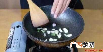 蒙古草原上的白色伞菌属野生菌 炒口蘑怎么做