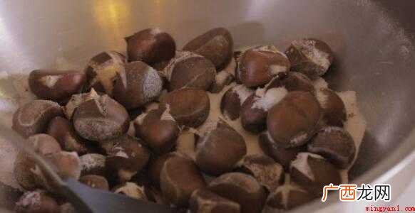 板栗洗干净装盘提前准备 板栗怎么炒好吃