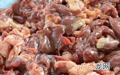 鸡胗、鸡肝、麻辣花生、青椒、胡萝、干红辣椒 鸡杂怎么炒好吃