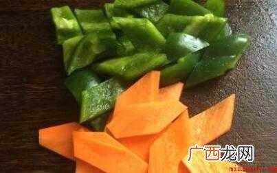 鸡胗、鸡肝、麻辣花生、青椒、胡萝、干红辣椒 鸡杂怎么炒好吃