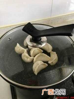 冻饺子做生煎锅贴的作法 冻饺子如何做生煎锅贴