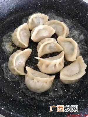 冻饺子做生煎锅贴的作法 冻饺子如何做生煎锅贴