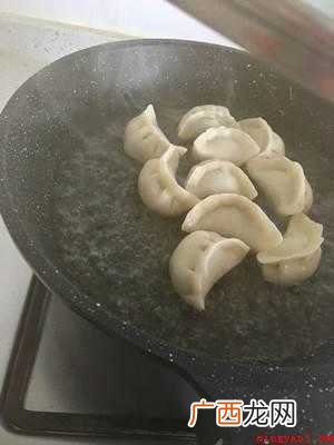 冻饺子做生煎锅贴的作法 冻饺子如何做生煎锅贴