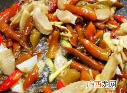 刚淹就够了 一斤鳗鱼宰杀后,洗净血污,加入少许热水 重庆泡椒鳝鱼的做法