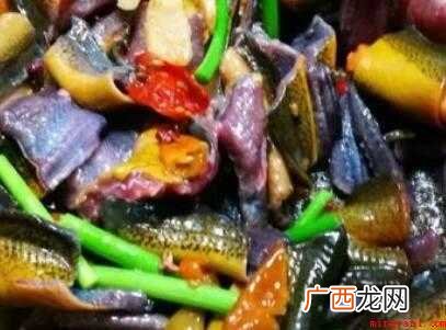 刚淹就够了 一斤鳗鱼宰杀后,洗净血污,加入少许热水 重庆泡椒鳝鱼的做法