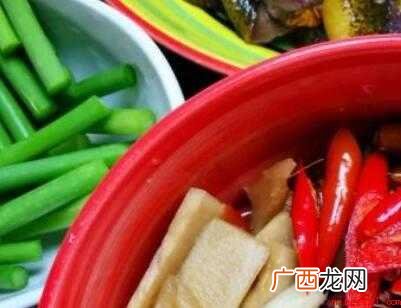 刚淹就够了 一斤鳗鱼宰杀后,洗净血污,加入少许热水 重庆泡椒鳝鱼的做法