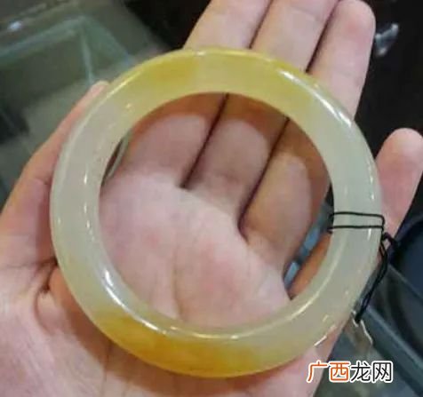 年轻人如何选玉镯,玉手镯适合年轻人带吗?