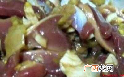 炒菌肝:鸭胗3个、葱段4个、米酒1勺、麻椒10个、泡椒 怎么炒菌肝