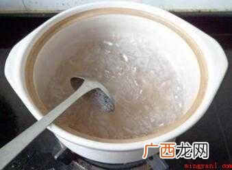 白凉粉30克,陈醋或白醋适量,薄荷粉10克 凉粉怎么冲