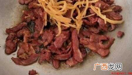 姜丝牛肉,小火翻炒一会儿 牛巴怎么炒