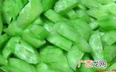 虾仁去皮后放入器皿内,腌制后的黄瓜口味会更脆口 虾仁黄瓜怎么炒