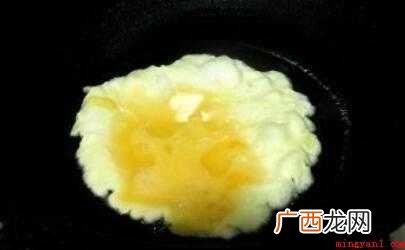 虾仁去皮后放入器皿内,腌制后的黄瓜口味会更脆口 虾仁黄瓜怎么炒