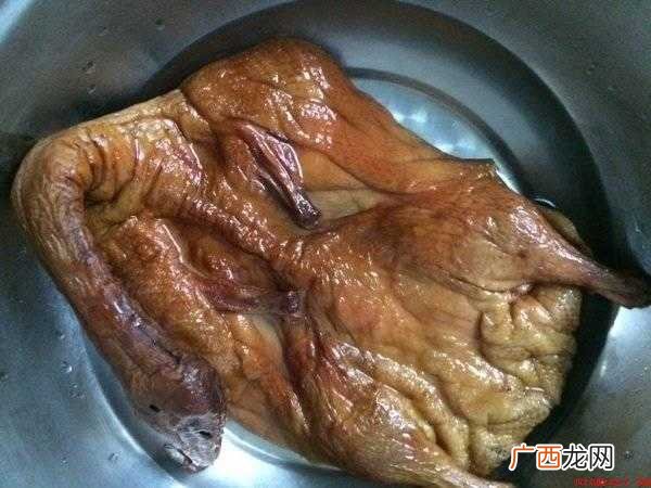 熏鸭可直接炒着吃,烟熏腊鸭用温水洗净,切段备用 熏好的鸭子如何做菜