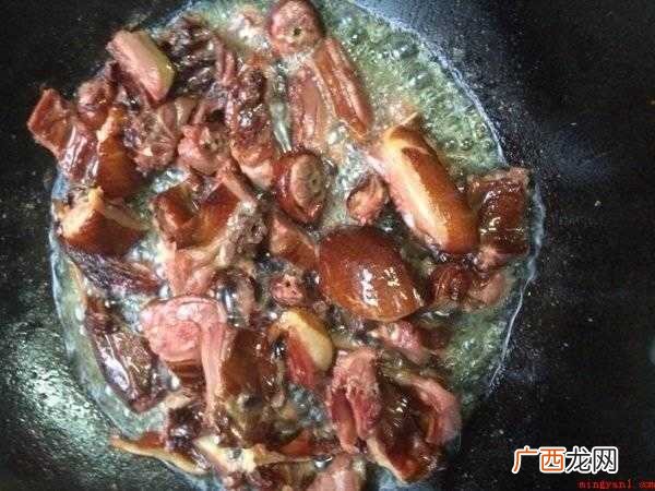 熏鸭可直接炒着吃,烟熏腊鸭用温水洗净,切段备用 熏好的鸭子如何做菜