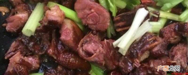 熏鸭可直接炒着吃,烟熏腊鸭用温水洗净,切段备用 熏好的鸭子如何做菜