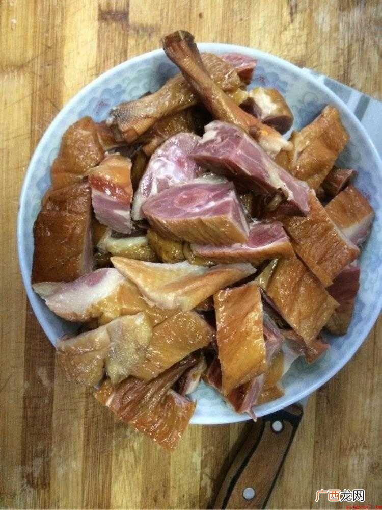 熏鸭可直接炒着吃,烟熏腊鸭用温水洗净,切段备用 熏好的鸭子如何做菜