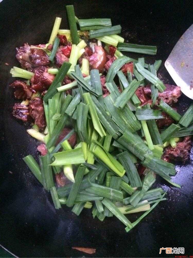 熏鸭可直接炒着吃,烟熏腊鸭用温水洗净,切段备用 熏好的鸭子如何做菜