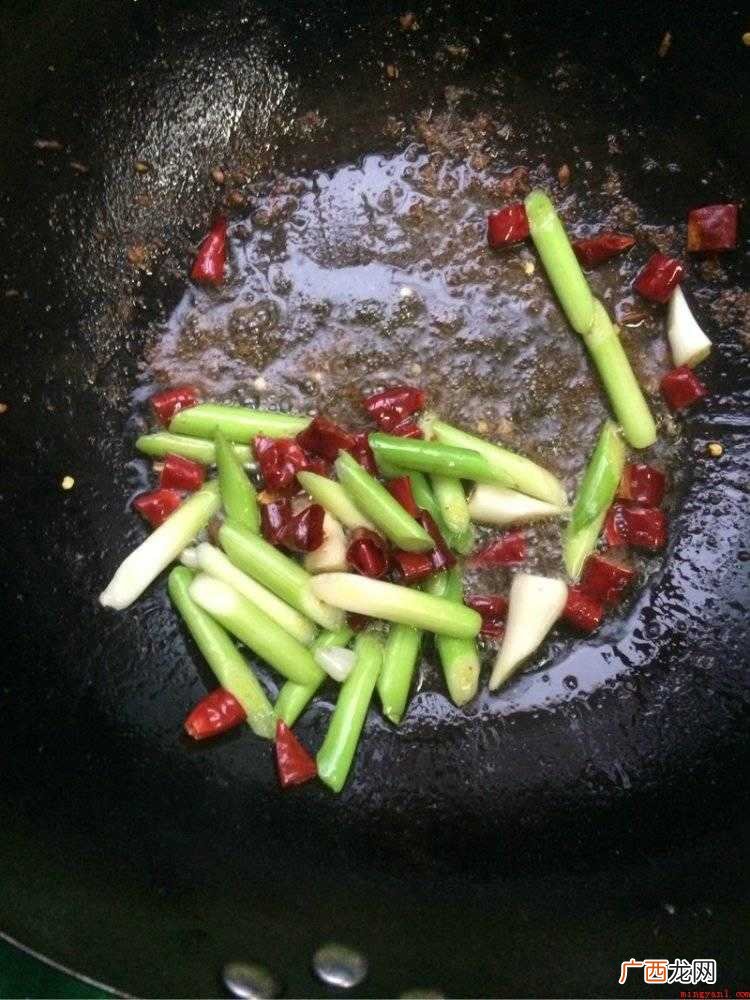 熏鸭可直接炒着吃,烟熏腊鸭用温水洗净,切段备用 熏好的鸭子如何做菜