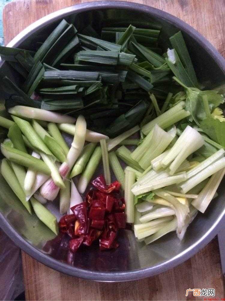 熏鸭可直接炒着吃,烟熏腊鸭用温水洗净,切段备用 熏好的鸭子如何做菜