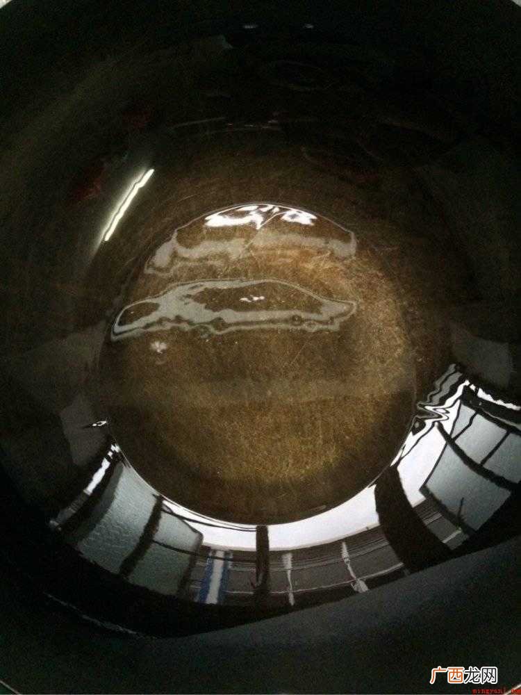 熏鸭可直接炒着吃,烟熏腊鸭用温水洗净,切段备用 熏好的鸭子如何做菜