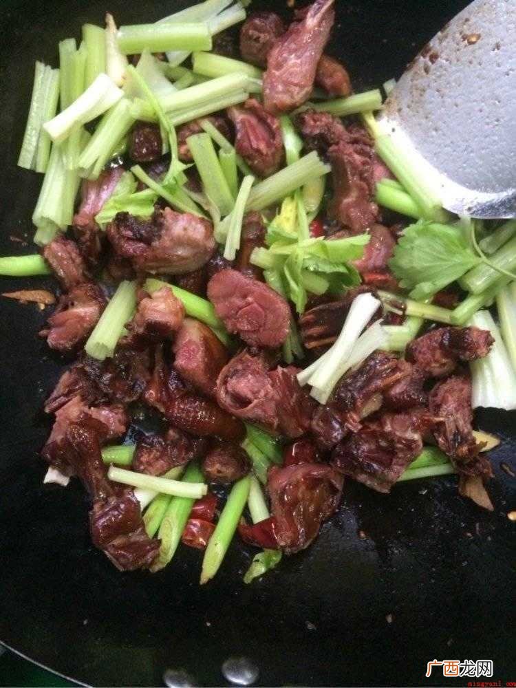 熏鸭可直接炒着吃,烟熏腊鸭用温水洗净,切段备用 熏好的鸭子如何做菜
