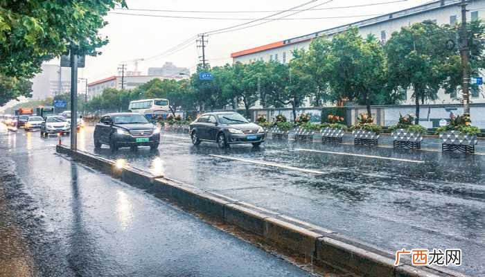 女人梦见大风大雨预示着什么