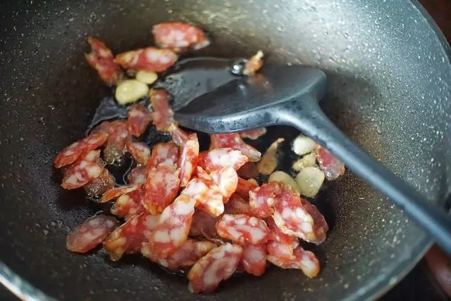 炒广式腊肠的方法 广式腊肠怎么炒