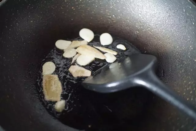 炒广式腊肠的方法 广式腊肠怎么炒