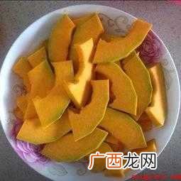 炒南瓜好吃的方法:南瓜切成片 怎么炒南瓜好吃