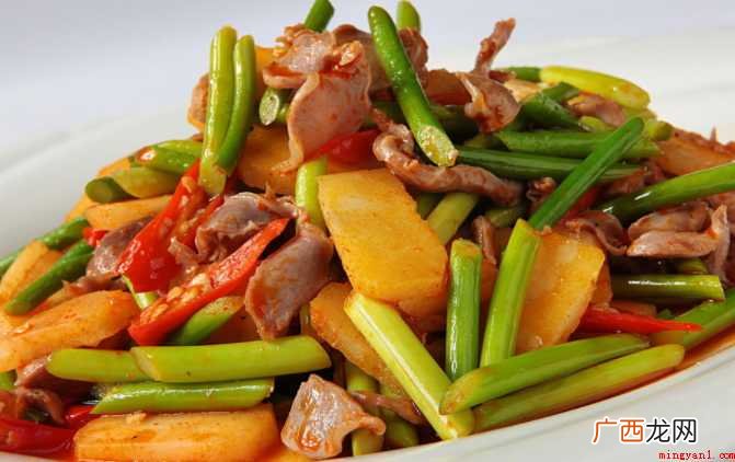 蒜苔可与腊肉、鸡胗、猪柳、腊肠、鸡蛋一起炒 蒜苔可以和什么菜一起炒