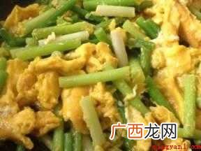 蒜苔可与腊肉、鸡胗、猪柳、腊肠、鸡蛋一起炒 蒜苔可以和什么菜一起炒