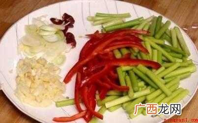 油酥烧饼,生鸡蛋,豆芽,蒜苔,小辣椒,生抽酱油 烧饼怎么炒