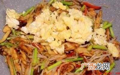 油酥烧饼,生鸡蛋,豆芽,蒜苔,小辣椒,生抽酱油 烧饼怎么炒