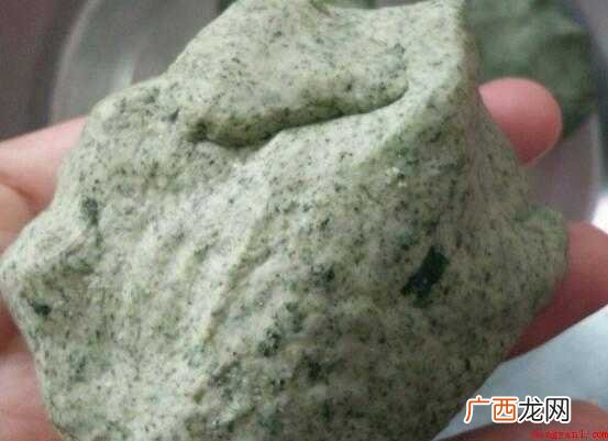 艾草煮熟滤水,切碎或手捏碾一下,擀出又大又圆的薄饼皮 温岭麦饼筒面皮怎么做