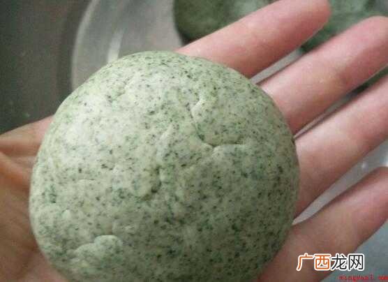艾草煮熟滤水,切碎或手捏碾一下,擀出又大又圆的薄饼皮 温岭麦饼筒面皮怎么做